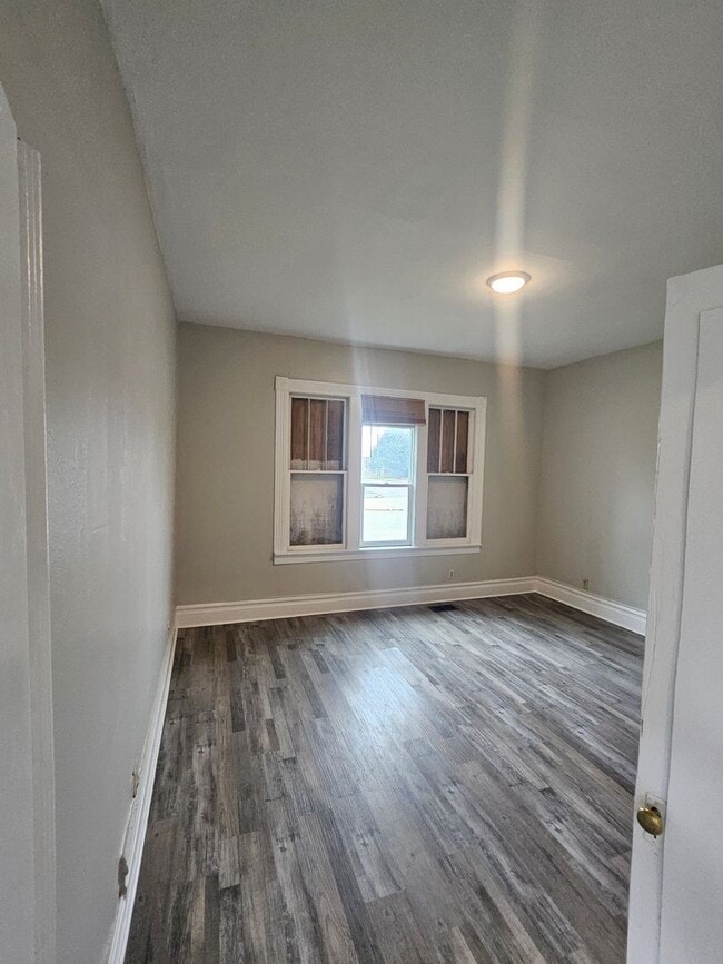 Building Photo - 4bed/2bath house