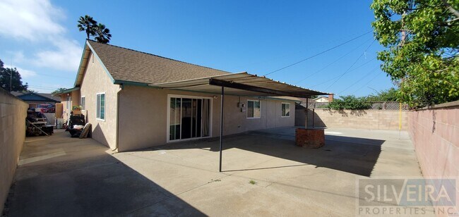 Building Photo - 1642 N Russell Ave