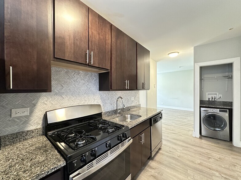 Building Photo - 722 W Brompton