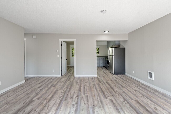 Building Photo - Beautifully remodeled 3BR in Gresham. 1/2 off first months rent!