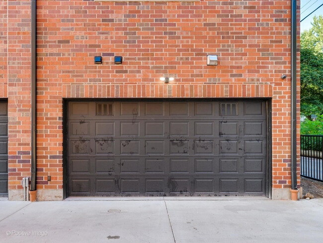 Building Photo - 6915 N Western Ave