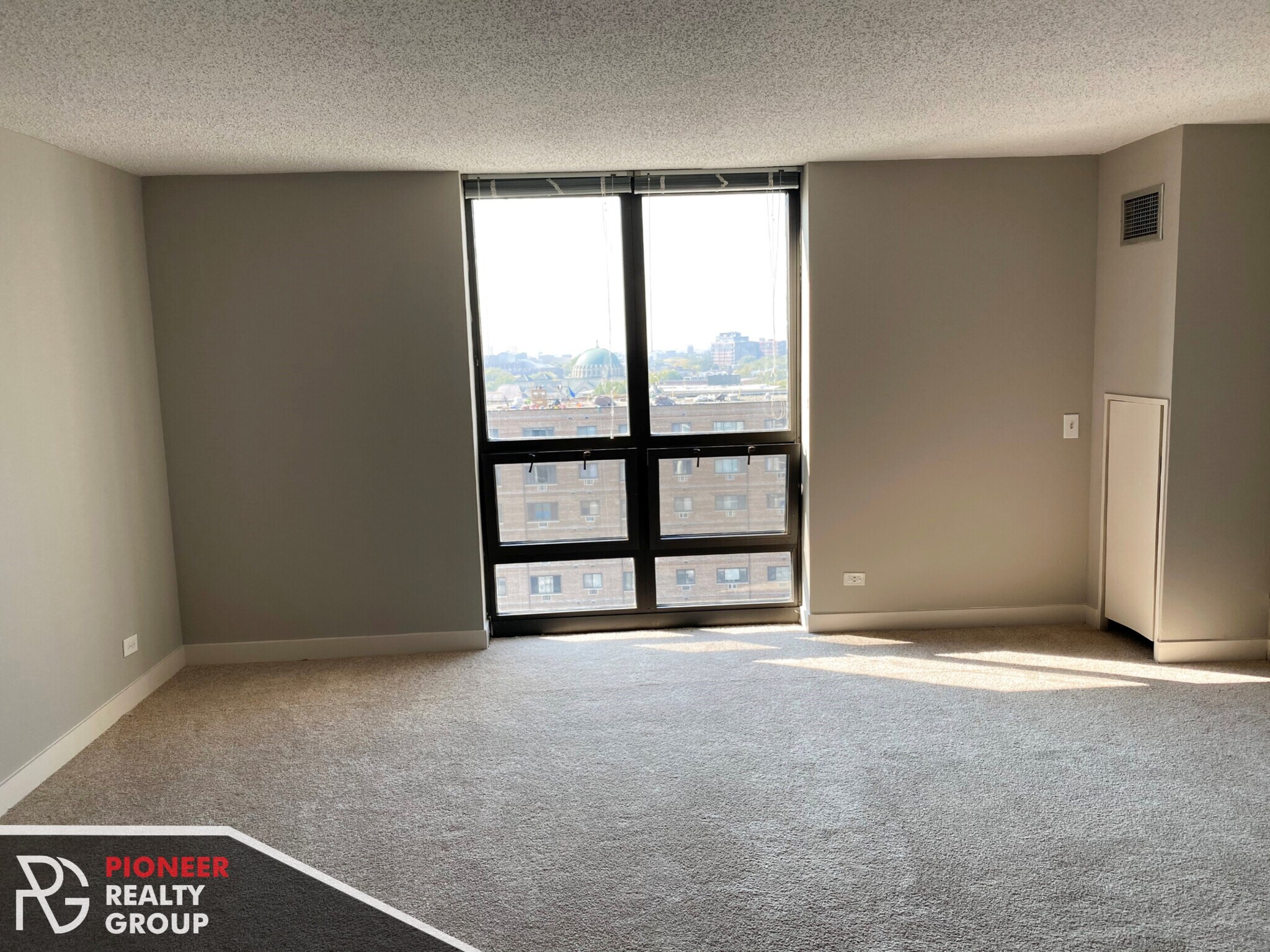 Building Photo - 2551 N Clark St