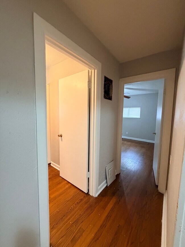 Building Photo - 3107 Alameda Dr