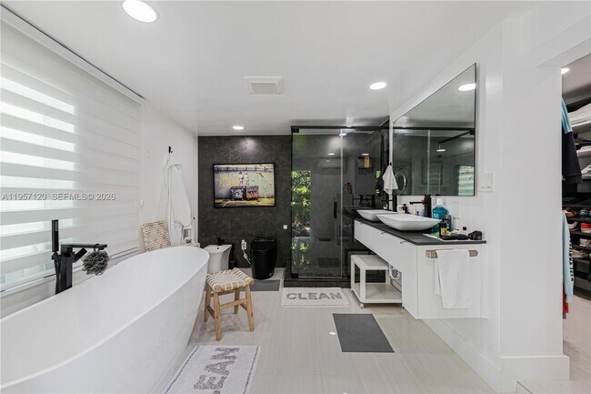 Building Photo - 7235 SW 39th St