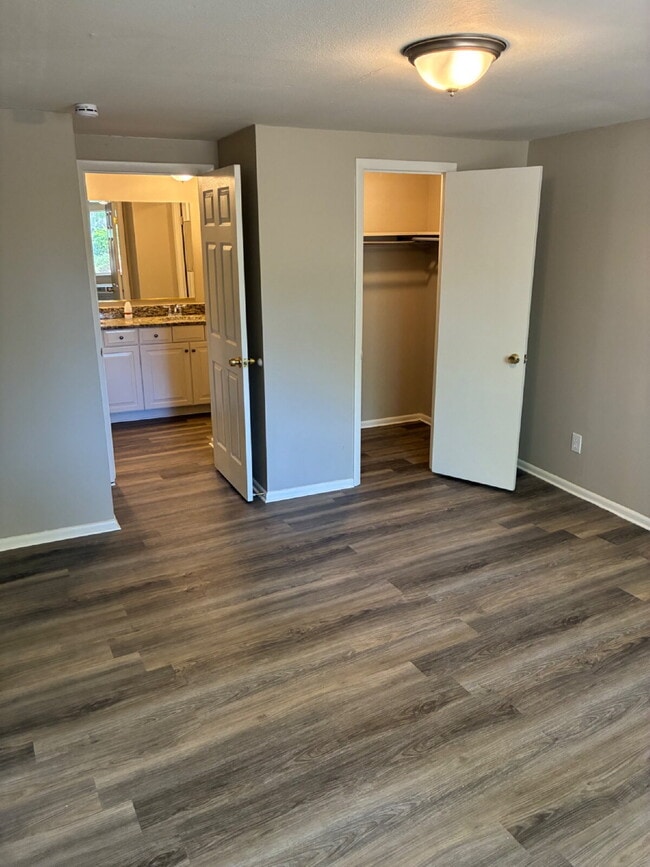 Building Photo - Updated 1 Bedroom 1 Bathroom on Ground Floor - Walkout Patio with easy access to amenities!