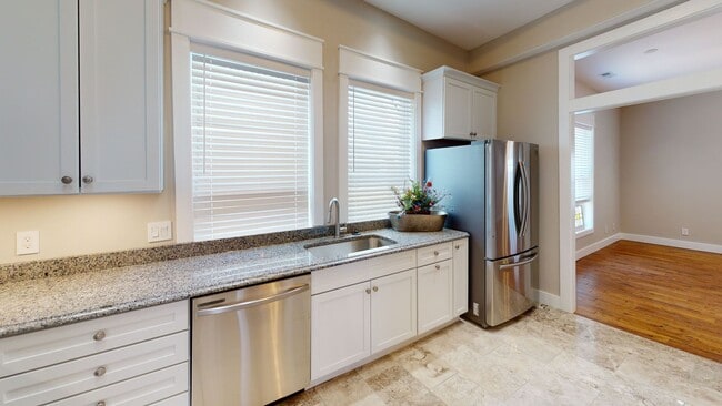 Building Photo - $1695 per Bedroom | 4BR/2BA Fort Sanders R...