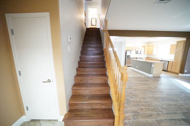 Building Photo - Showings Available NOW