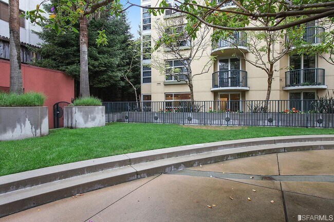 court yard - 1800 Washington St