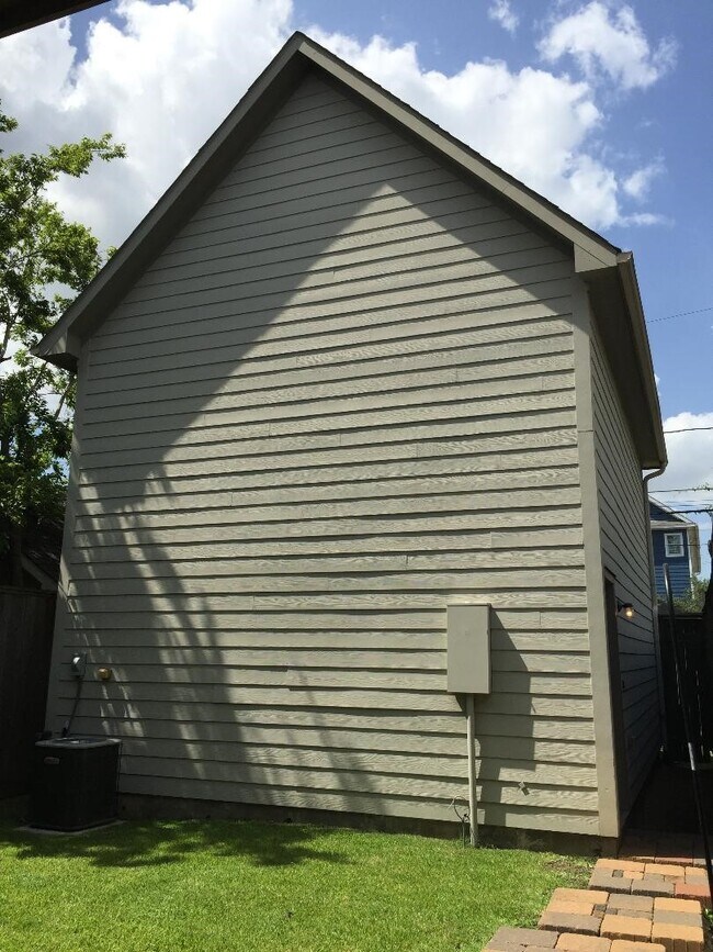 Building Photo - 821 W 26th St