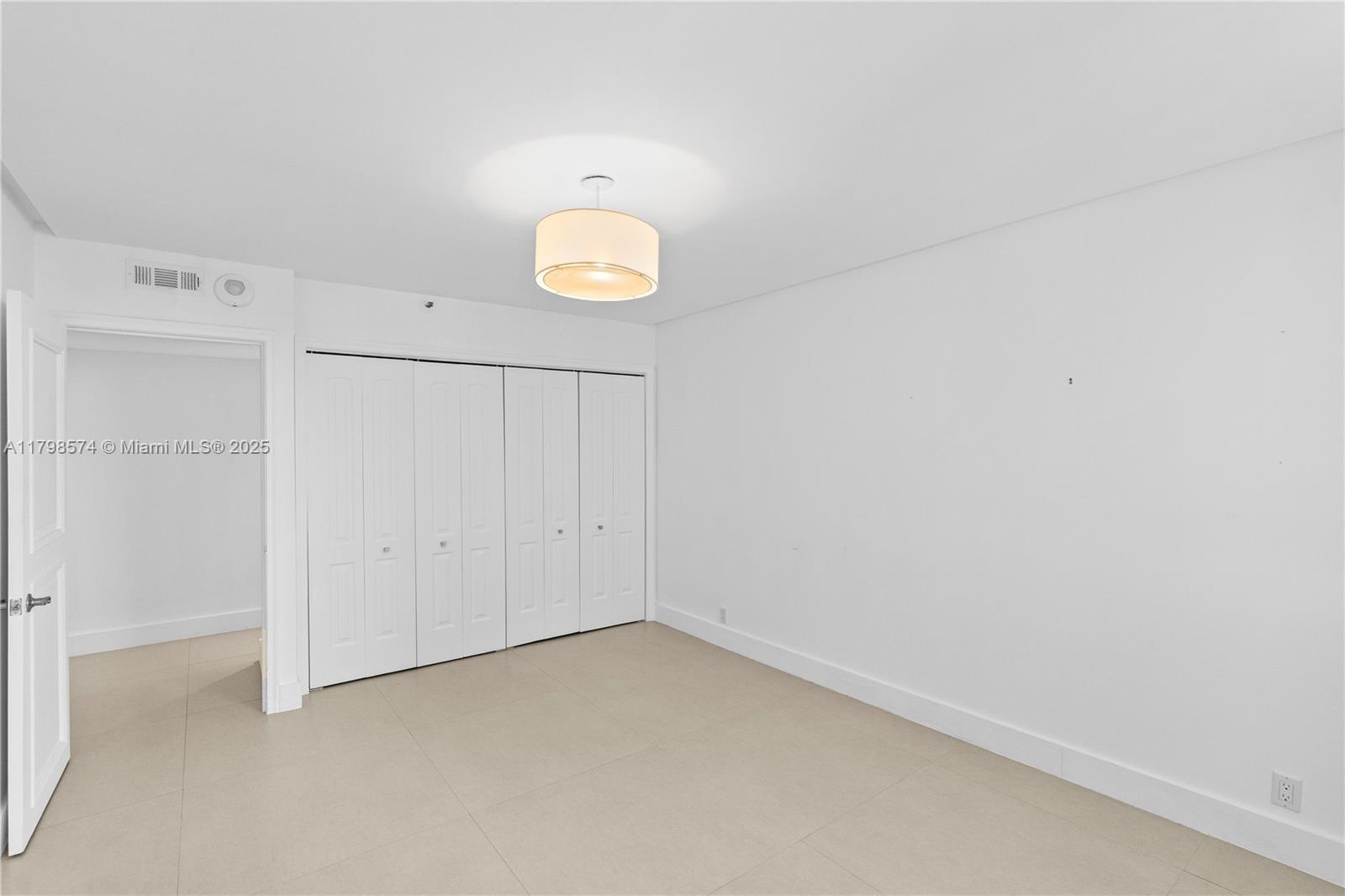 Building Photo - 1541 Brickell Ave