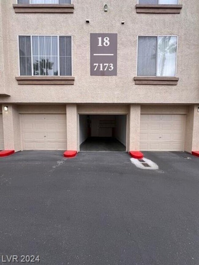 Building Photo - Gated Community / One Bedroom / 1 Car Garage