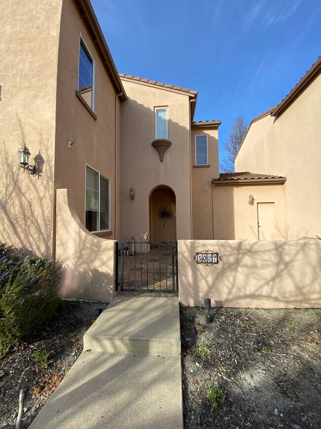 Building Photo - San Ramon Gale Ranch Townhouse 3BD/2.5BA with 4th Room for Office Loft! Community Pool Included!