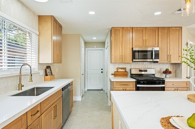 Building Photo - 19727 Redroot Dr