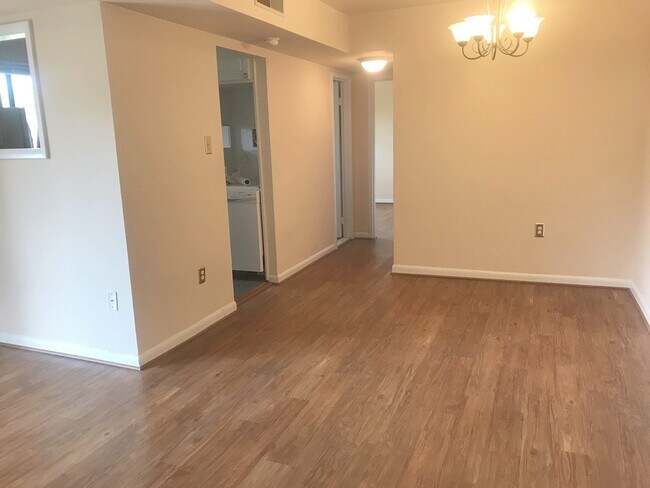 Building Photo - 7611 Maple Ave