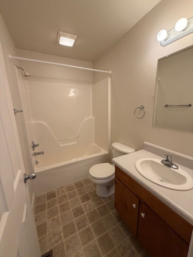 Building Photo - Well Maintained 2 Bedroom 2 Bath Duplex with Garage