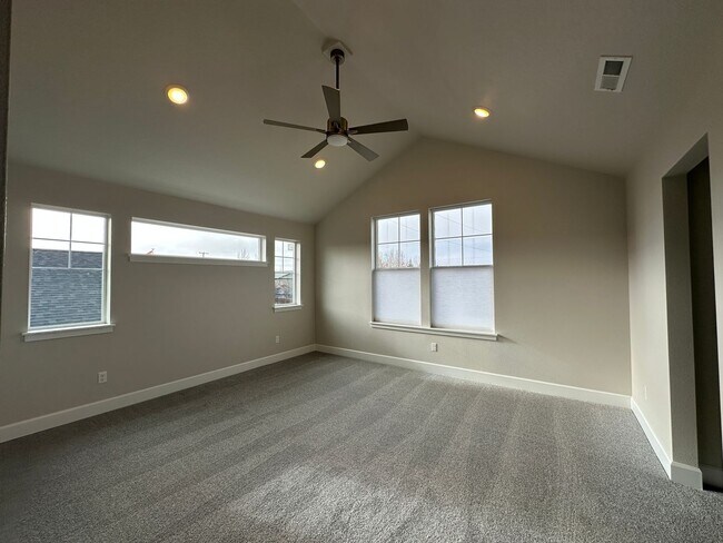Building Photo - Welcome to this brand-new 3-bedroom, 2.5-bath home located in NW Redmond, OR.