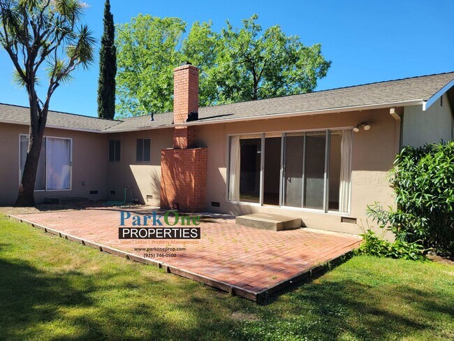 Building Photo - COMING SOON! Spacious single level Woodlan...