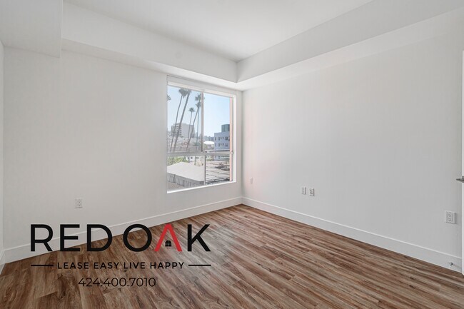 Building Photo - 453 S Kenmore Ave