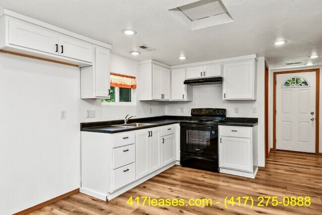 Building Photo - 2518 N Weller Ave