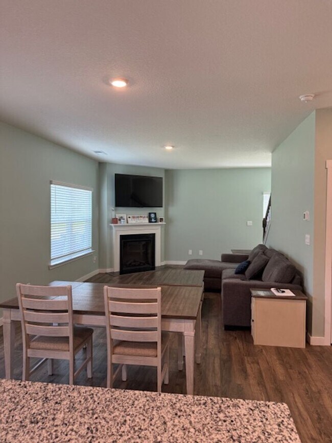 Building Photo - **PRICE IMPROVEMENT** LIKE-NEW GORGEOUS SI...