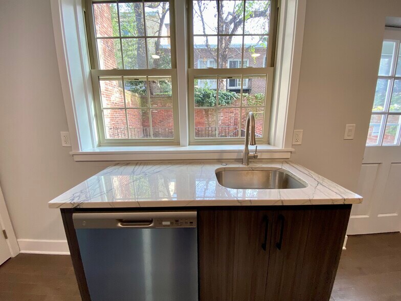 Building Photo - 722 Lombard St