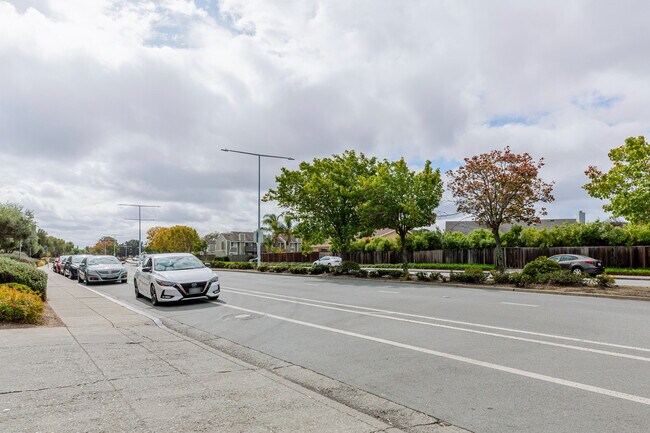 Building Photo - 644 Edgewater Blvd