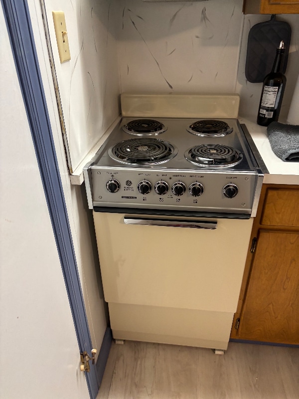 Building Photo - 13 Pennwood Rd