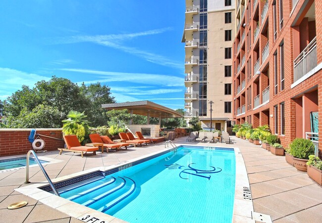 Building Photo - Spectacular 7th floor corner unit condo in Royal Court!