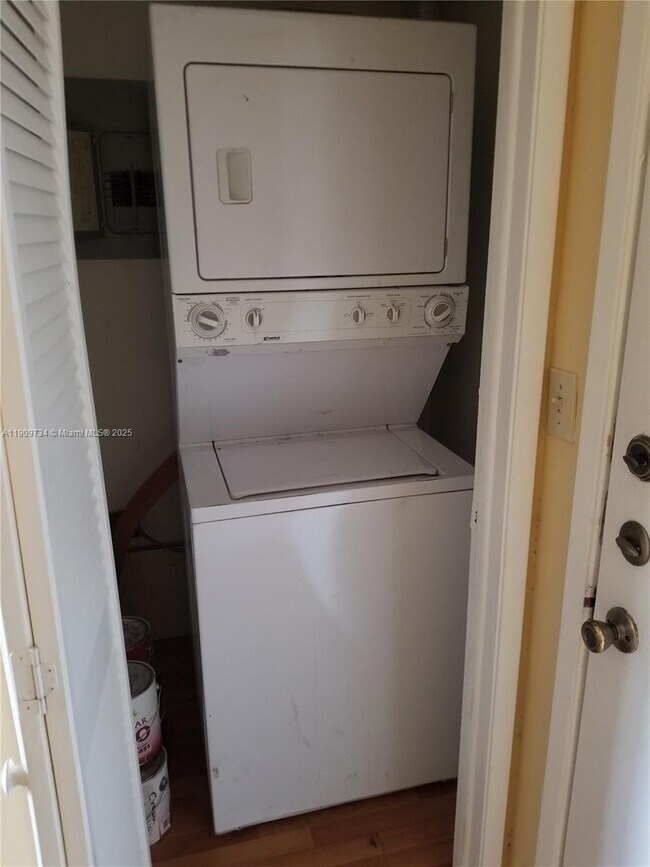 Building Photo - 9735 Fontainebleau Blvd