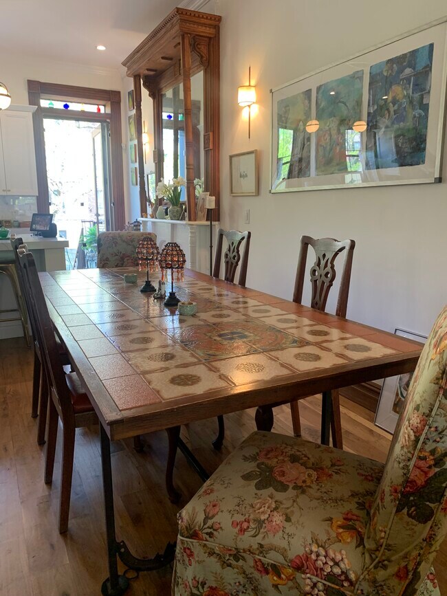 Building Photo - 559 Monroe St