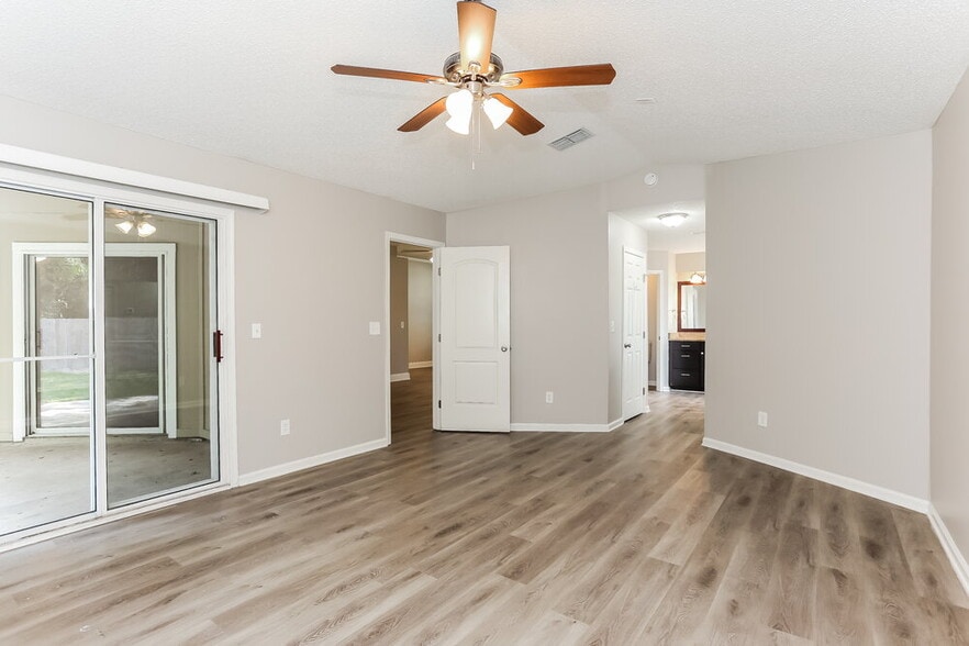 Building Photo - 857 Poydras Ln N