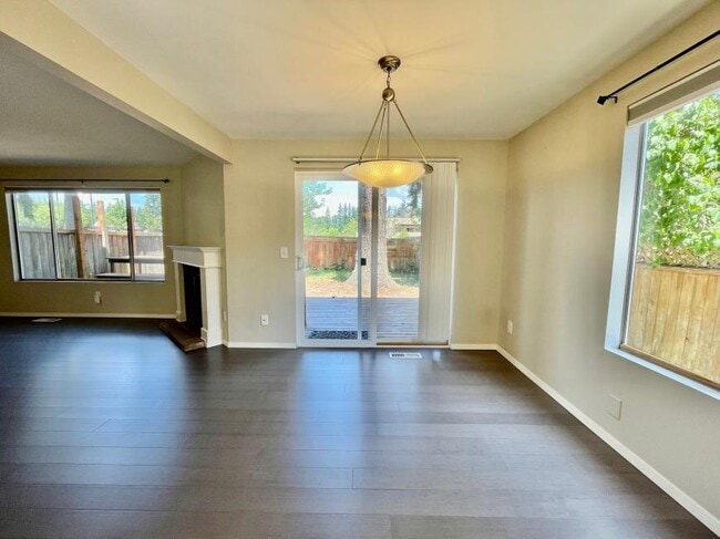 Building Photo - 2 bedroom in Kirkland WA 98034
