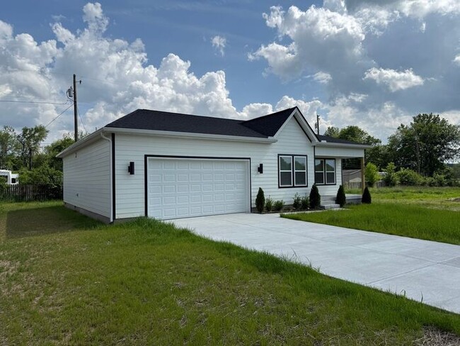 Building Photo - Lovely New Home in Old Hickory - Fenced in...