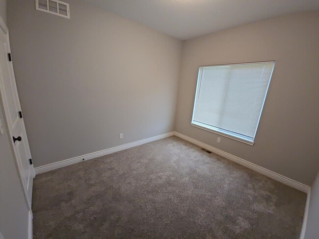 Building Photo - Spacious 5 Bedroom • 3 Bathroom Home in US...