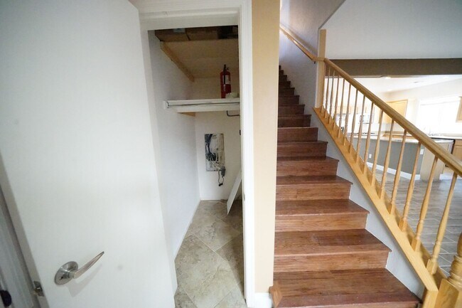 Building Photo - Showings Available NOW