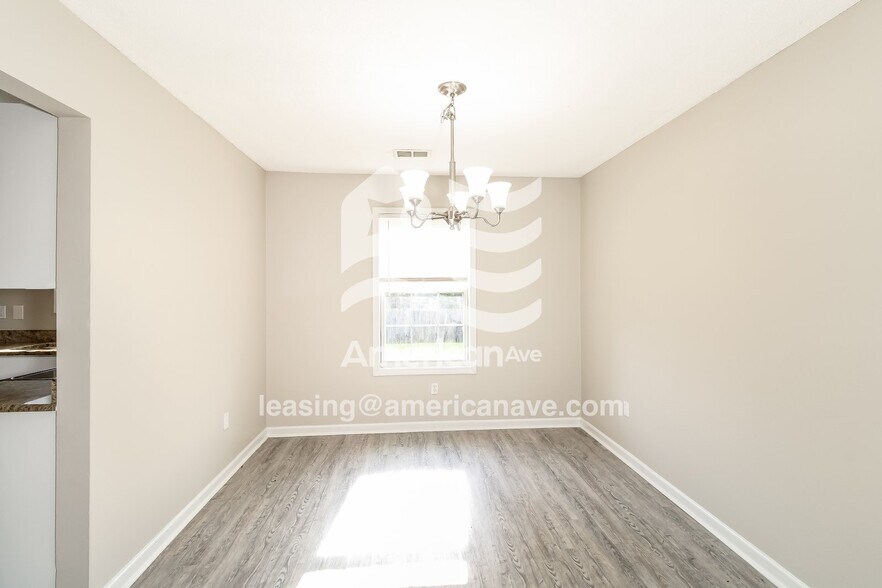 Building Photo - 402 Castle Ridge Dr