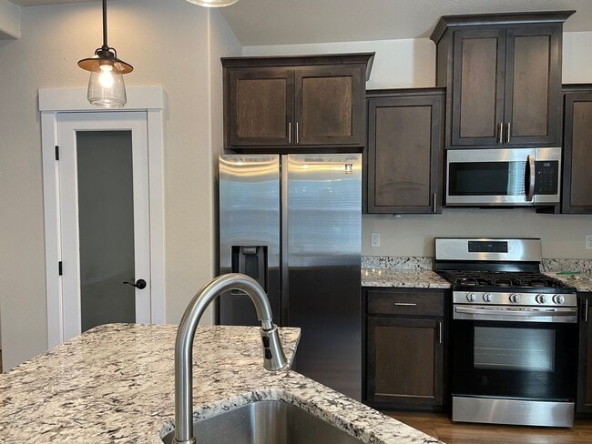 Building Photo - Gorgeous 4 Bedroom 2.5 Bath Home-A Must Se...