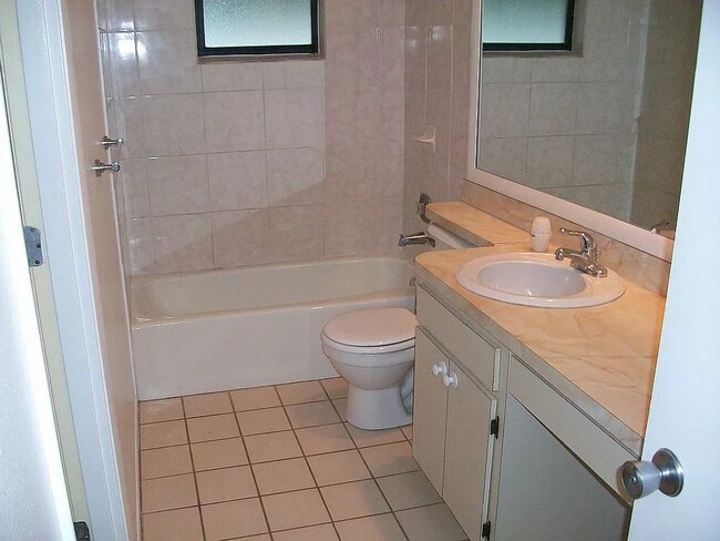 Building Photo - 4/2 Home conveniently located in Sarasota near Beaches, Jungle Gardens, Airport & Downtown!