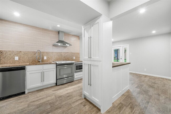 Building Photo - 6014 E University Blvd