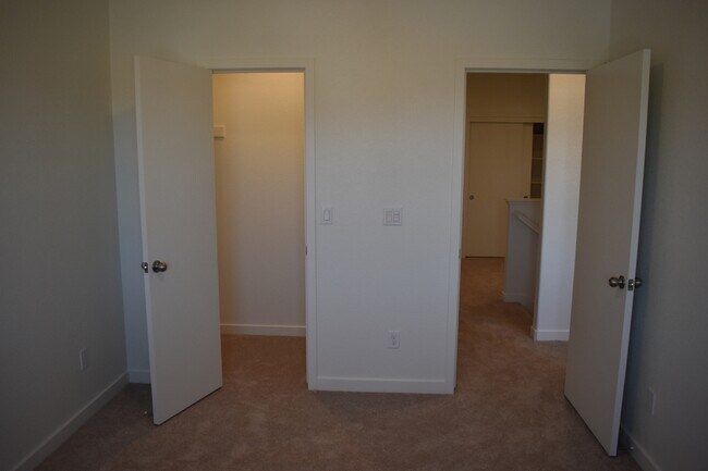 Building Photo - 855 Sophie Ct