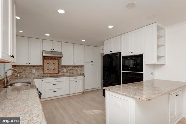 Building Photo - 3858 N Tazewell St