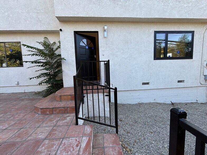 Building Photo - 457 S Ventu Park Rd