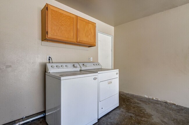 Building Photo - Pet Friendly 4 bedroom, 3 bath home for rent!