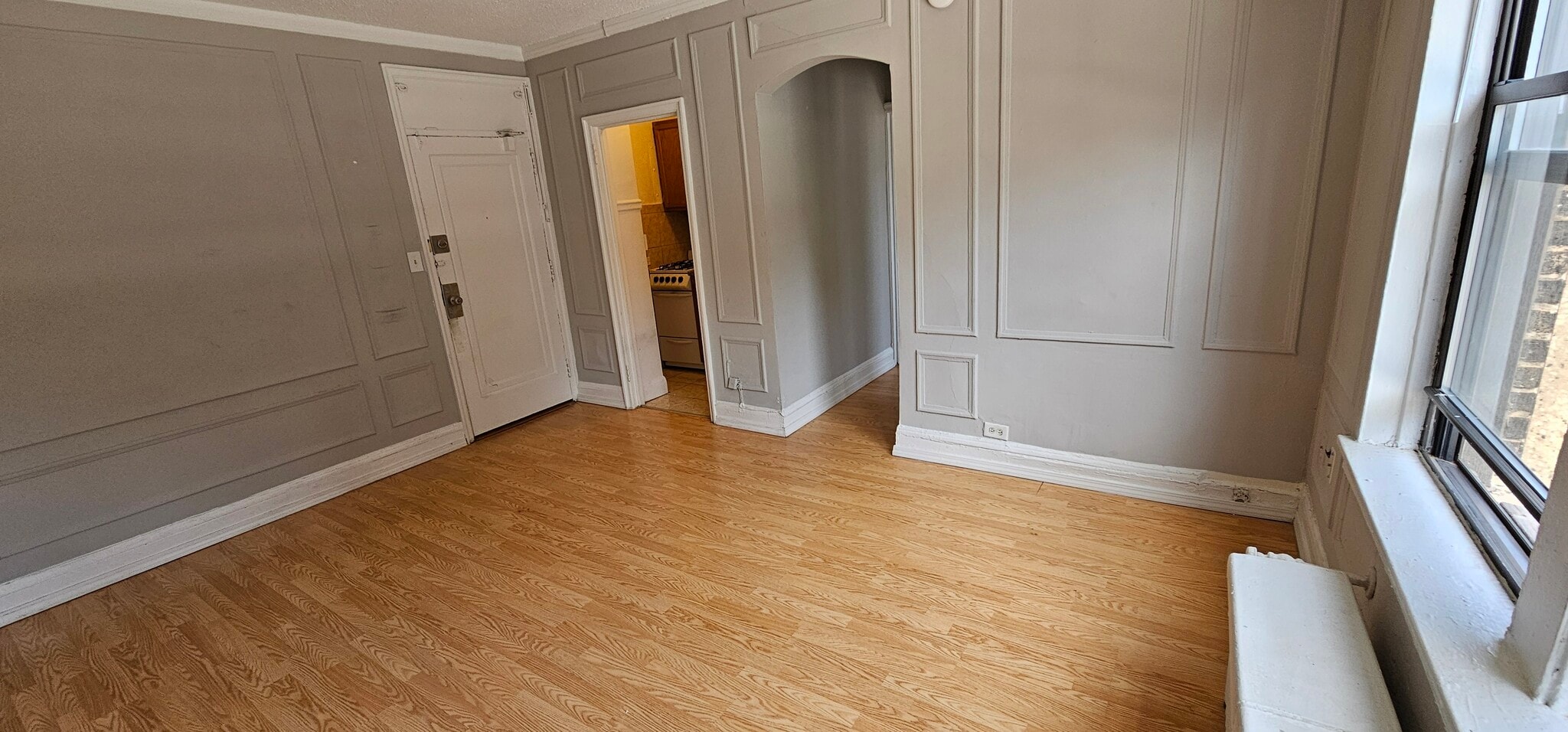 Building Photo - 429 W Wellington Ave