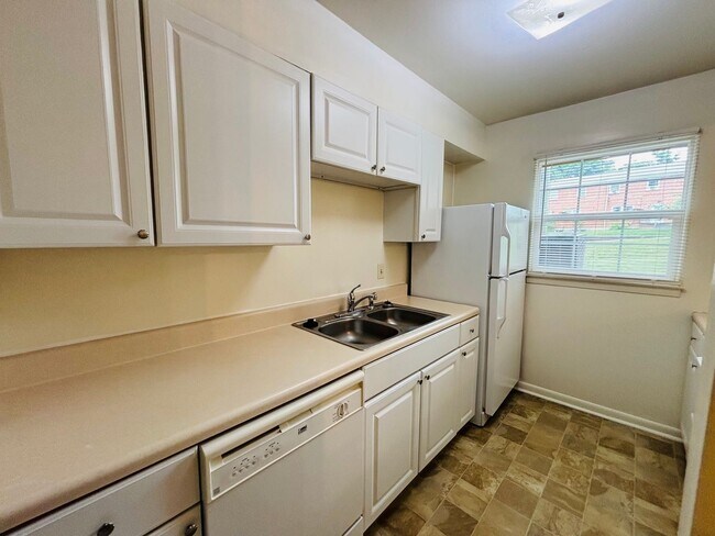 Building Photo - 446 Marlington St