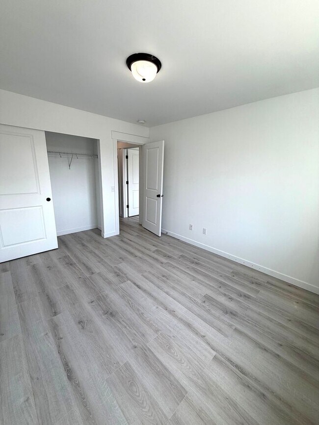 Building Photo - Newly remodeled 4 bedrrom 2.5 bathroom