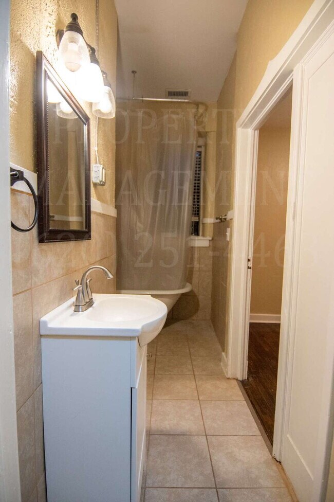 Building Photo - Cute Upstairs 2-Bed Apartment located down...