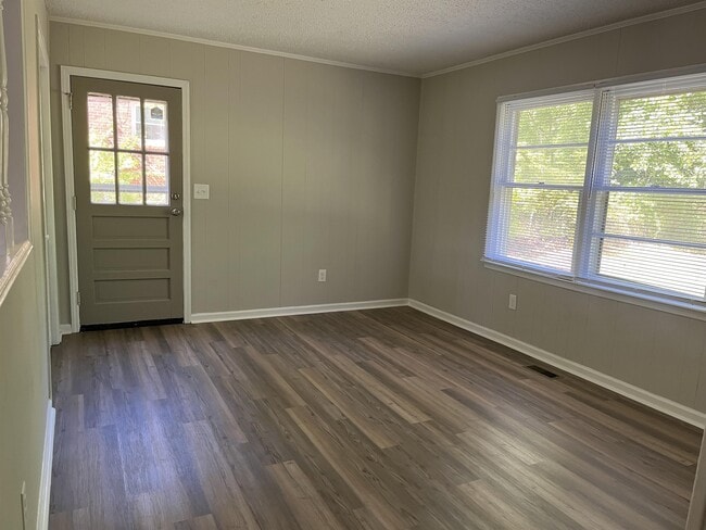Building Photo - 1500 Northwoods Dr