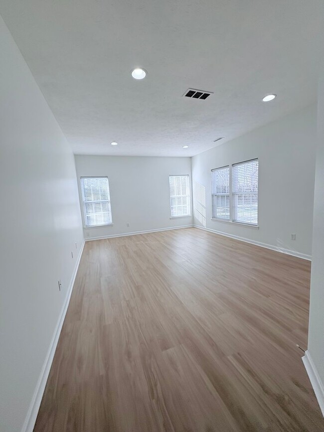 Building Photo - Charming 3 beds 2.5 baths in The Reserves of Beavercreek!