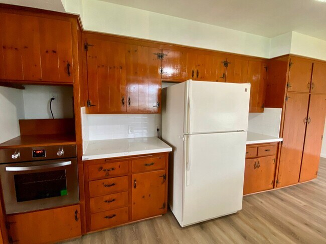 Building Photo - Rustic Spacious Home with Large Yard Boasting Timeless Character – 3 Bed, 2.5 Bath